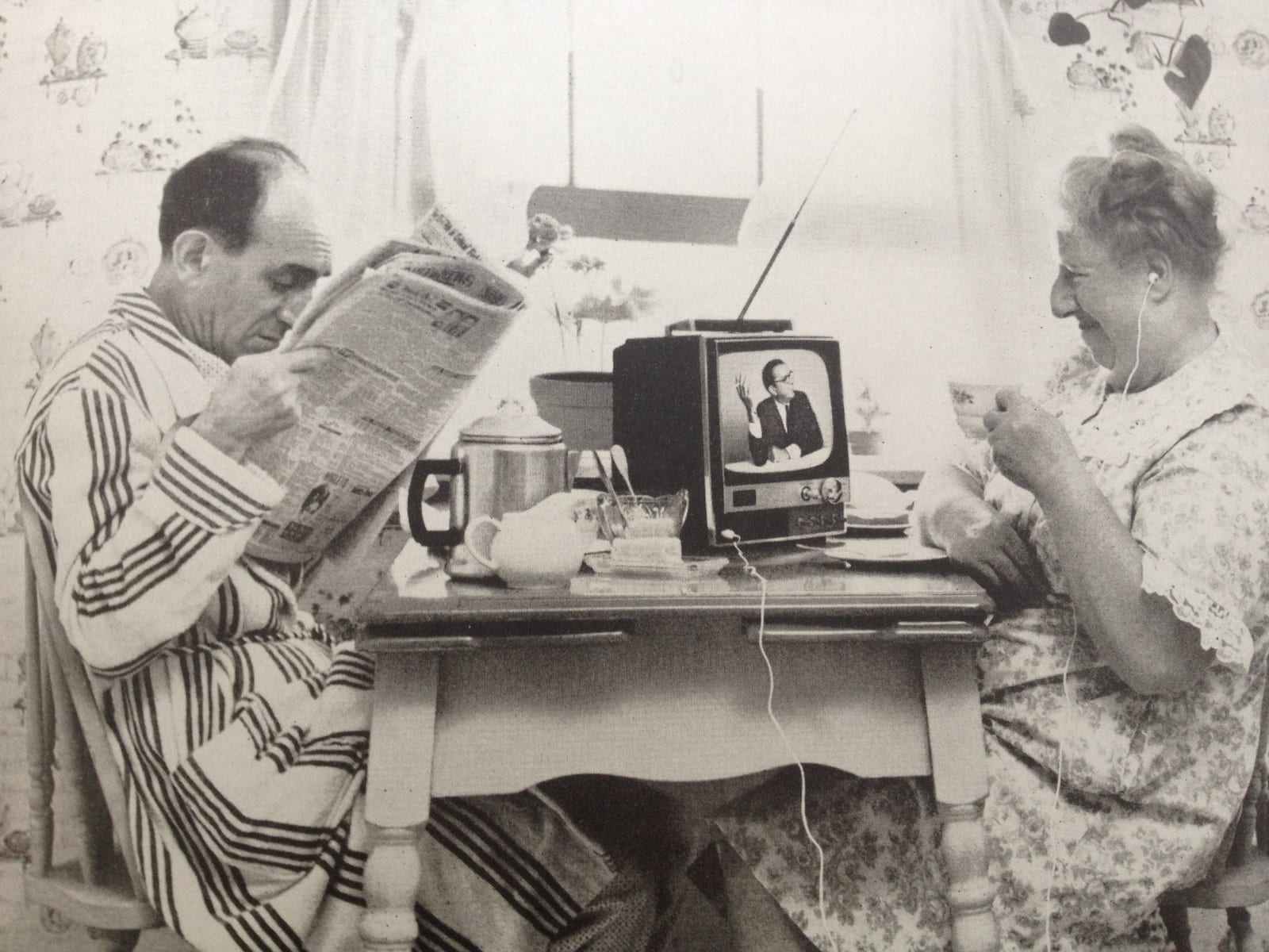 Pieza publicitaria de 1967 donde Sony anuncia su nuevo televisor de 8" con silenciador y auriculares.